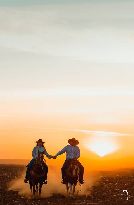 pre-wedding-camila-e-pablo-uberlandia-floresta-do-lobo-fernanda-naves-estação-ensaio-com-cavalos'