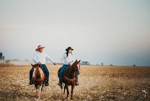 pre-wedding-camila-e-pablo-uberlandia-floresta-do-lobo-fernanda-naves-estação-ensaio-com-cavalos'