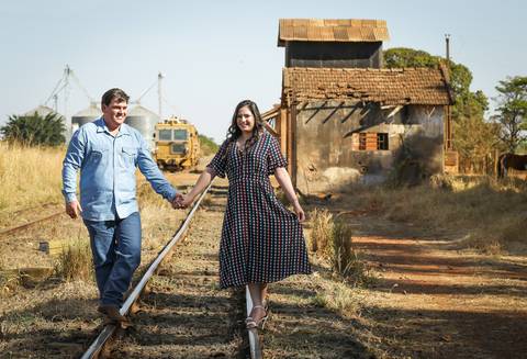 pre-wedding-camila-e-pablo-uberlandia-floresta-do-lobo-fernanda-naves-estação-ensaio-com-cavalos'