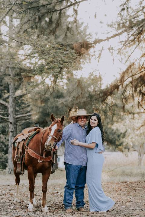 pre-wedding-camila-e-pablo-uberlandia-floresta-do-lobo-fernanda-naves-estação-ensaio-com-cavalos'