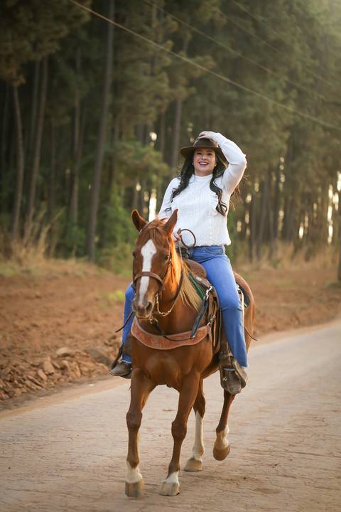 pre-wedding-camila-e-pablo-uberlandia-floresta-do-lobo-fernanda-naves-estação-ensaio-com-cavalos'