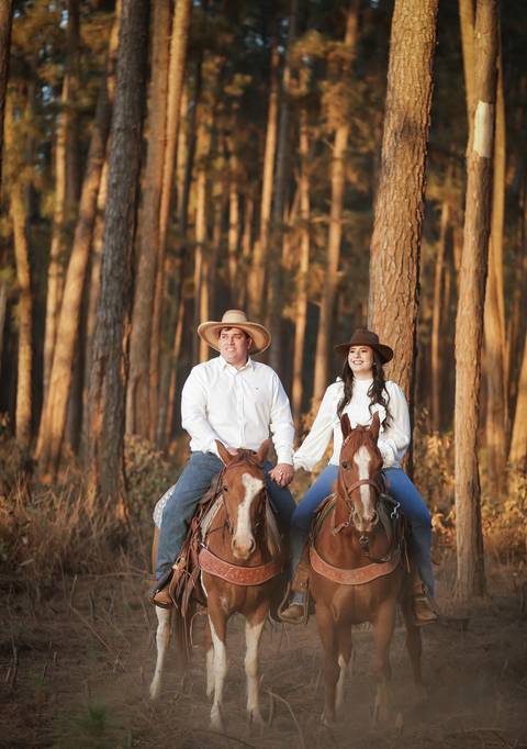 pre-wedding-camila-e-pablo-uberlandia-floresta-do-lobo-fernanda-naves-estação-ensaio-com-cavalos'