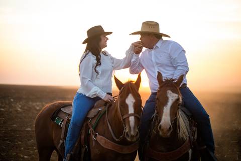 pre-wedding-camila-e-pablo-uberlandia-floresta-do-lobo-fernanda-naves-estação-ensaio-com-cavalos'