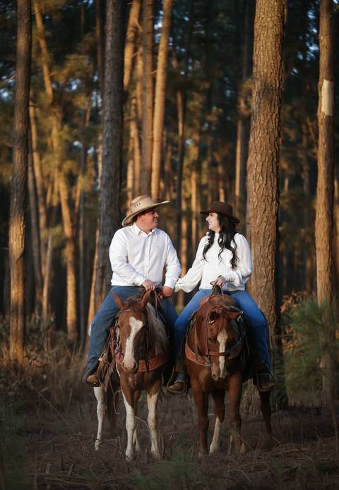 pre-wedding-camila-e-pablo-uberlandia-floresta-do-lobo-fernanda-naves-estação-ensaio-com-cavalos'