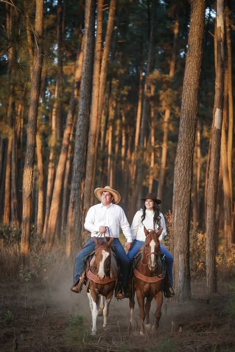 pre-wedding-camila-e-pablo-uberlandia-floresta-do-lobo-fernanda-naves-estação-ensaio-com-cavalos'