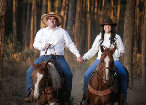 pre-wedding-camila-e-pablo-uberlandia-floresta-do-lobo-fernanda-naves-estação-ensaio-com-cavalos'