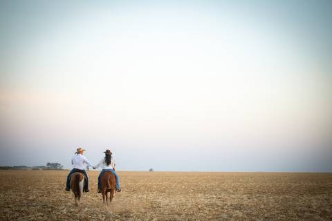 pre-wedding-camila-e-pablo-uberlandia-floresta-do-lobo-fernanda-naves-estação-ensaio-com-cavalos'