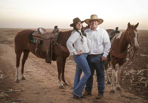 pre-wedding-camila-e-pablo-uberlandia-floresta-do-lobo-fernanda-naves-estação-ensaio-com-cavalos'