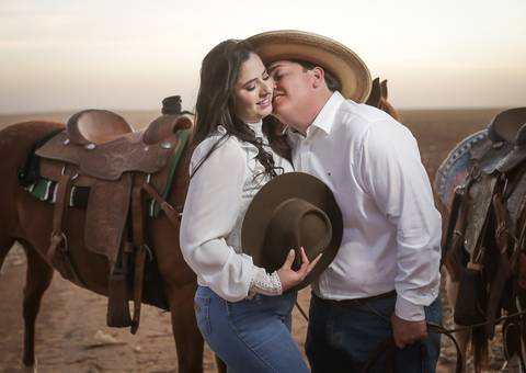 pre-wedding-camila-e-pablo-uberlandia-floresta-do-lobo-fernanda-naves-estação-ensaio-com-cavalos'