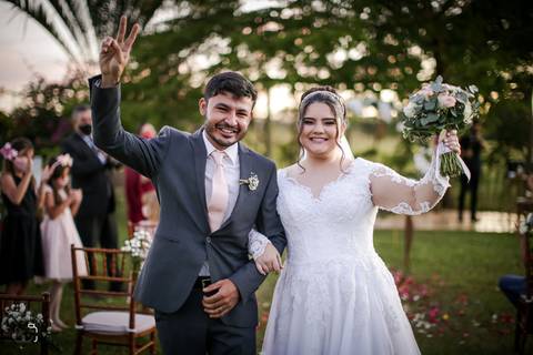 casamento-minicasamento-casamentoemuberlandia-miniwedding-wedding-casamento-uberlandia-casamentominimalista-makenoiva-buque-vestidodenoiva-cerimoniaaoarlivre-cerimoniaaopodosol-cerimoniamenordecasamento-weddingday-amor-danielcustodiofotografo-espaçonoiva'