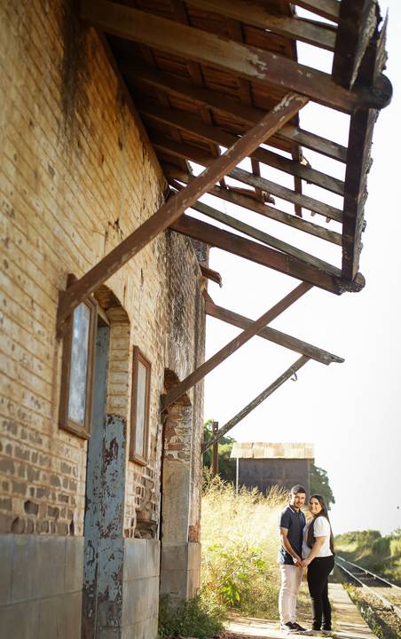 prewedding-ensaio-fotosdecasal-casamentoemuberlandia-casamento-fotodecasamento-ensaiofotografico-fotografias-danielcustodiofotografo-foto-makenoiva-estaçãoirara-podosol-florestadolobo-brasil-uberlandia-amor-aliança-casamento2023-minicasamento-wedding-'