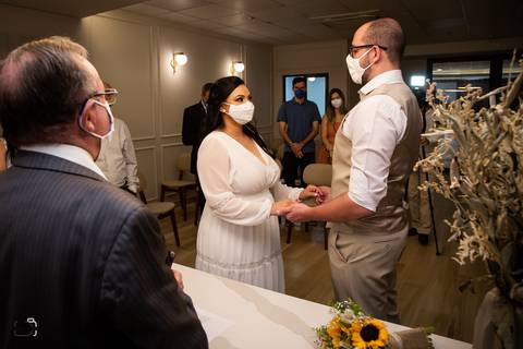 prewedding-wedding-casamentocivil-cerimoniadecasamento-civil-casamentoemuberlandia-fotografias-fotos-danielcustodiofotografo-uberlandia-cartorio-patiosabia-makenoiva-casamentonocampo-florestadolobo-girassol-buque-vestidodenoiva-amor-aliança-minicasamento-'