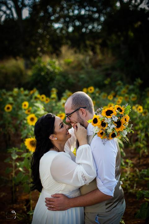 prewedding-wedding-casamentocivil-cerimoniadecasamento-civil-casamentoemuberlandia-fotografias-fotos-danielcustodiofotografo-uberlandia-cartorio-patiosabia-makenoiva-casamentonocampo-florestadolobo-girassol-buque-vestidodenoiva-amor-aliança-minicasamento-'