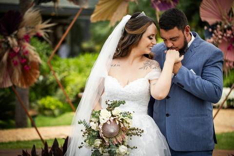 casamento-casamentoemuberlandia-casorio-casar-make-noiva-noiva-fotografias-de-casamento-daniel-custodio-fotografo-buque-vestido-make-off-de-noiva-brinde-fotografo-de-casamento-wedding-mini-casamento-chacara-para-casamento-dj-cerimonia-banda-musical-love'