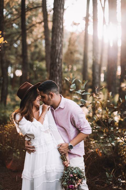 pre-wedding-ensaio-fotos-de-casal-namoro-casar-noivo-fotos-decasamento-noivas-fotos-para-casamento-daniel-custodio-fotografo-cerimonia-fotografias-mini-casamento-floresta-do-lobo-fotografo-minas-gerais-brasil-aliança-civil-amor-love-infinito-risada-'