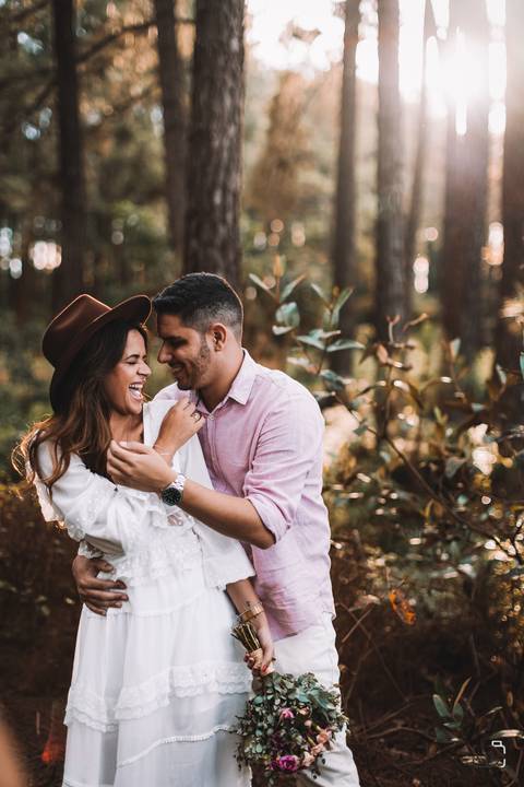 pre-wedding-ensaio-fotos-de-casal-namoro-casar-noivo-fotos-decasamento-noivas-fotos-para-casamento-daniel-custodio-fotografo-cerimonia-fotografias-mini-casamento-floresta-do-lobo-fotografo-minas-gerais-brasil-aliança-civil-amor-love-infinito-risada-'