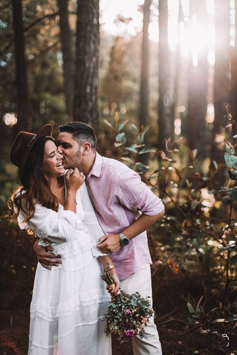pre-wedding-ensaio-fotos-de-casal-namoro-casar-noivo-fotos-decasamento-noivas-fotos-para-casamento-daniel-custodio-fotografo-cerimonia-fotografias-mini-casamento-floresta-do-lobo-fotografo-minas-gerais-brasil-aliança-civil-amor-love-infinito-risada-'