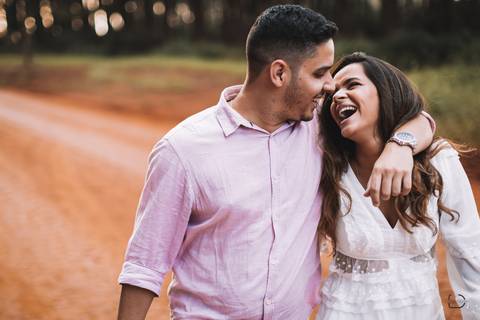 pre-wedding-ensaio-fotos-de-casal-namoro-casar-noivo-fotos-decasamento-noivas-fotos-para-casamento-daniel-custodio-fotografo-cerimonia-fotografias-mini-casamento-floresta-do-lobo-fotografo-minas-gerais-brasil-aliança-civil-amor-love-infinito-risada-'