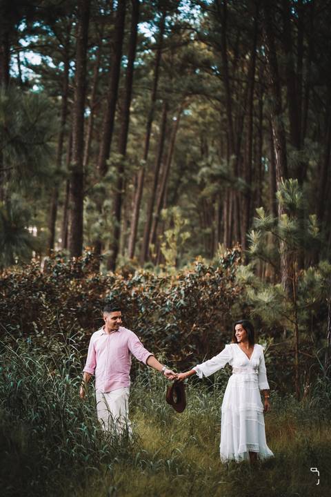 pre-wedding-ensaio-fotos-de-casal-namoro-casar-noivo-fotos-decasamento-noivas-fotos-para-casamento-daniel-custodio-fotografo-cerimonia-fotografias-mini-casamento-floresta-do-lobo-fotografo-minas-gerais-brasil-aliança-civil-amor-love-infinito-risada-'