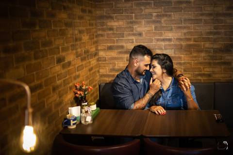 pre-wedding-ensaio-foto-fotografias-casal-casar-uberlandia-casamento-minas-gerais-cerimonia-fotografo-daniel-custodio-religioso-civil-foto-de-casamento-cafe-romantico-lindos-casal-de-namorados-fotografo-de-casamento-brasil-mundo-amor-love-sorrriso-amores'