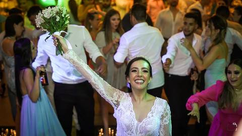 casamento-casar-noiva-rildo-cabelo-penteado-noivo-madrinha-irma-vestido-ensaio-foto-fotografias-buque-amor-casamento-igrejaodaniel-custodio-fotografodecasamento-minasgerais-brasil-love-inesquecivel-amor-namorados-chacara-cerimonia-cerimonial-dj-buffet-'