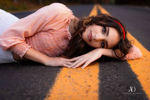 debutante deitada no asfalto'