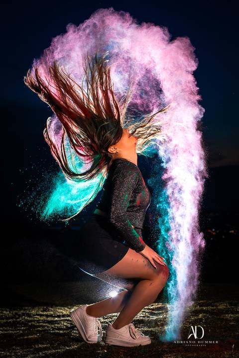 foto de debutante com pó colorido'