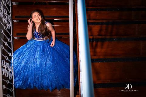 Foto da debutante na escada'