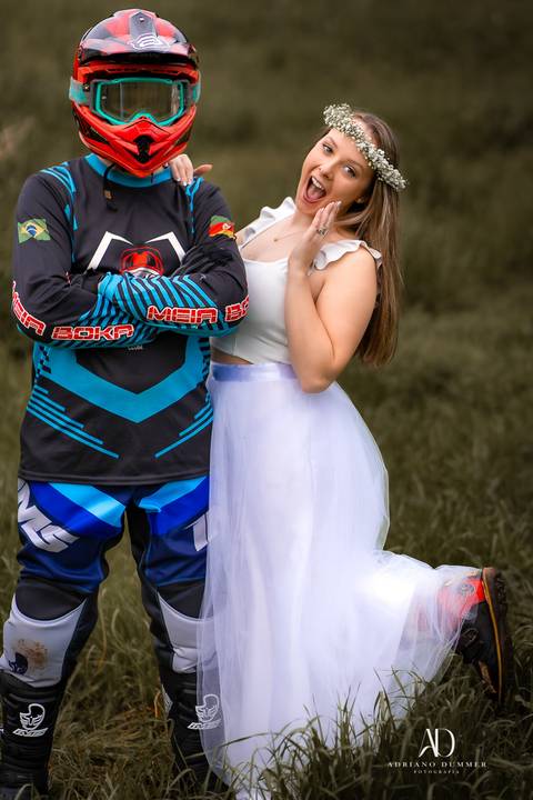 sessao pre casamento com moto de trilha'