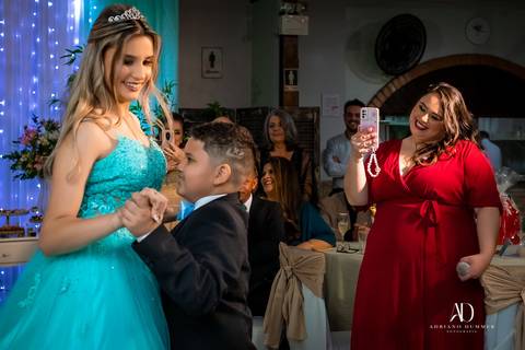 valsa debutante com seu irmão'