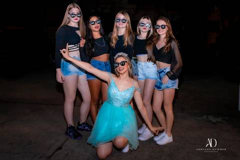 abertura da pista debutante com suas amigas'