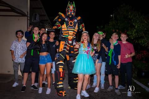 debutante com seus amigos e robo de LEd'