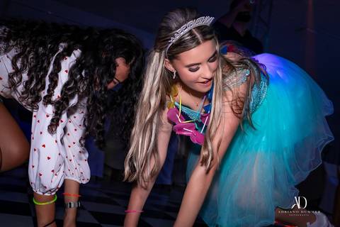 debutante aproveitando sua festa'