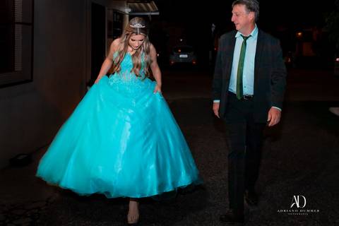entrada da debutante com seu pai'