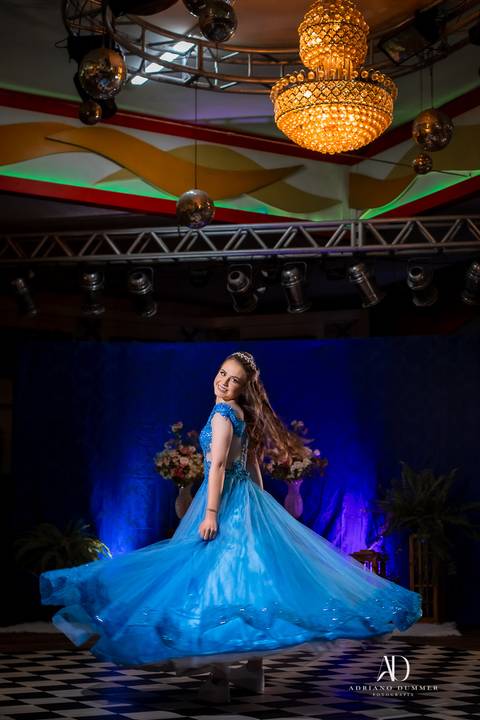 debutante na sua festa'