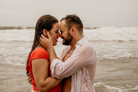 Casal dentro do mar'