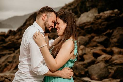 Fotografia de casal nas pedras'