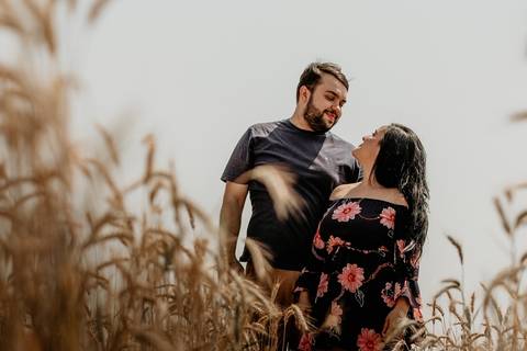 Foto pré-wedding no campo de trigo'