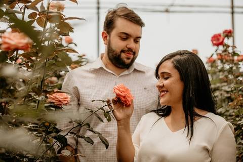 Noiva segurando uma flor'