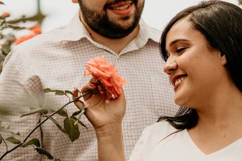 Noiva admirando a rosa'