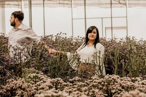 Casal de mãos dadas'