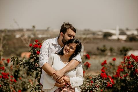 Noivo beijando a cabeça da noiva'