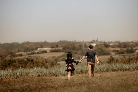 Noivos andando de mãos dadas'