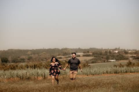 Noivos no campo de feno'