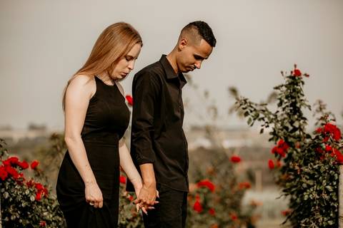 casal caminhando para fotos do pre-wedding em Holambra'