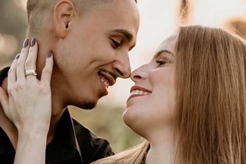 Noivos se olhando no Ensaio fotográfico em Holambra'