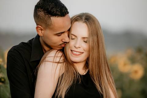 foto da Noiva recebendo um beijo'