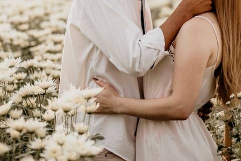 noiva com Mão na cintura do noivo em ensaio fotográfico'