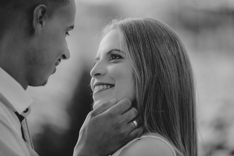 Noivos se olhando no pré-wedding em Holambra'