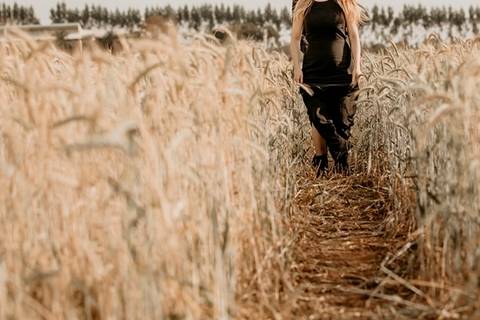 Noivos correndo no campo de trigo'